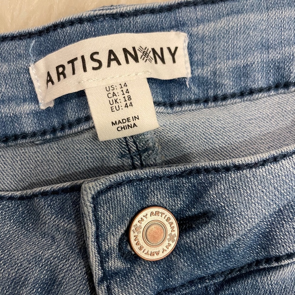 • Cropped Jeans • - Picture 6 of 6